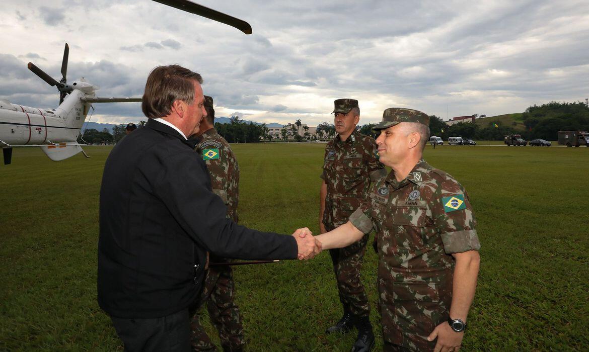 bolsonaro participa da formatura de cadetes do exercito na aman